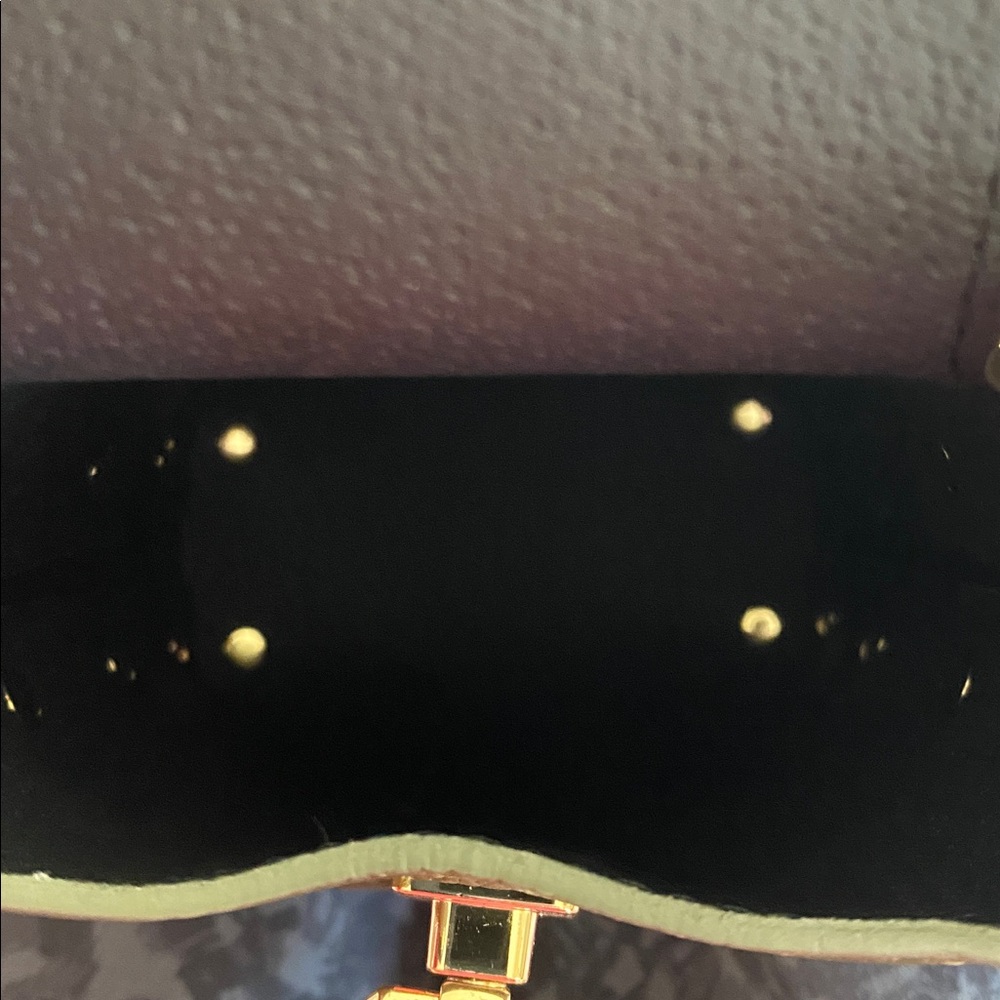 BRAND NEW without tags, never used. Green Leather Handbag with Gold Chain - Picture 3 of 4
